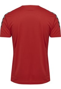 Rød atletisk t-shirt med rund hals, korte ærmer og sort-hvid zigzag-mønster på skuldrene. Fremstillet af let, åndbart stof.