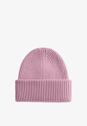 Bonnet tricoté rose avec une texture côtelée, doté d'un revers plié. Le design est simple et sans couture, adapté pour une tenue décontractée.