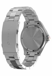 Srebrny zegarek ze stali nierdzewnej o szczotkowanym i polerowanym wykończeniu, z okrągłą kopertą, wodoodpornym tyłem i solidnym zapięciem.