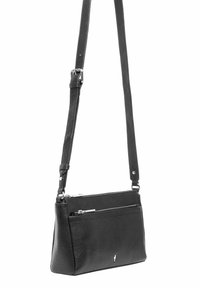 Czarna skórzana torba na ramię z teksturowanym wykończeniem, z dwoma zamykanymi na zamek przegrodami i regulowanym paskiem. Proste metalowe akcenty.