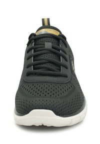 Czarne siateczkowe buty sportowe z teksturowaną powierzchnią, sznurowanym wzorem, białą podeszwą i wyściełanym językiem. Posiadają logo na języku.