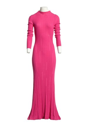 Robe tricotée côtelée rose vif, manches longues, longueur totale, col rond, présentée sur un mannequin blanc sans tête.
