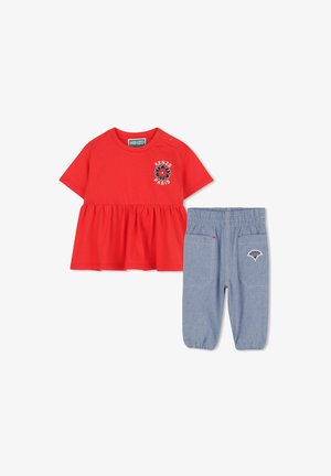 Haut rouge en coton à manches courtes avec taille froncée et graphique floral. Pantalon bleu style denim avec taille élastique et patch logo sur la poche.