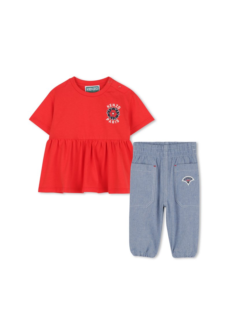 Top corto in cotone rosso con vita arricciata e grafica floreale. Pantaloni in stile denim blu con vita elasticizzata e patch con logo sulla tasca.