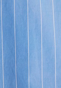Tessuto azzurro chiaro con righe bianche verticali. La texture appare liscia con una leggera lucentezza. Le righe sono equidistanti e uniformi.