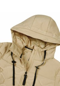 Chaqueta acolchada beige con cierre de cremallera, cordones ajustables negros y capucha. Textura suave con detalles de costura acolchada.