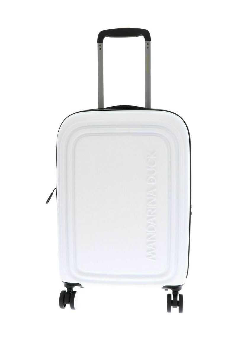 Maleta dura blanca con acentos negros, con forma rectangular, logo en relieve, asa retráctil y cuatro ruedas.