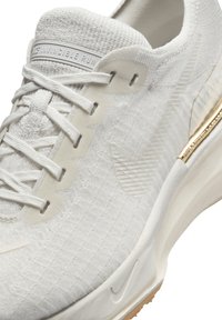 Nike Performance ZOOMX INVINCIBLE FK 3 - Chaussures de running sur route - beige, gold-coloured