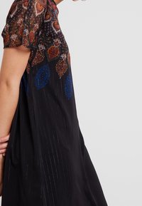 Desigual Vapaa-ajan mekko - black