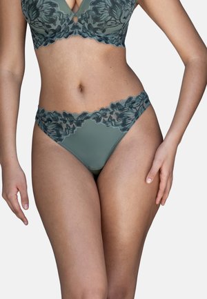 BH- und Tanga-Set aus einem gedämpften grünen Stoff mit floralen Spitzenakzenten. Der BH hat einen V-Ausschnitt und Unterbruststäbchen; der Tanga verfügt über einen gewellten Spitzenbund.