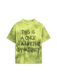 Camiseta de algodón de color amarillo neón con un texto negro en negrita que dice "ESTA ES UNA OPORTUNIDAD ÚNICA EN LA VIDA", con un diseño desgastado.