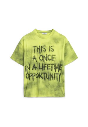 Neon-gelbes Baumwoll-T-Shirt mit auffälligem schwarzem Text, auf dem "DIESE CHANCE HAST DU NUR EINMAL IM LEBEN" steht, mit einem abgenutzten Design.