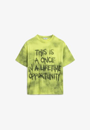 T-shirt en coton jaune néon avec un texte noir en gras indiquant "C'EST UNE OCCASION UNIQUE DANS UNE VIE", avec un design vieilli.
