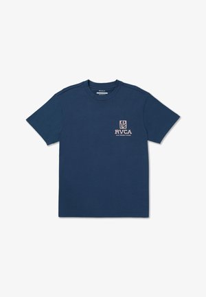 T-shirt bleu marine à manches courtes avec col rond, petit logo beige RVCA et texte « Past Present Future » sur le côté gauche de la poitrine.