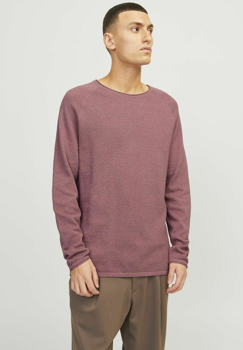 Lange mouwen kastanjebruine trui met een structuurafwerking, ronde halslijn en geribbelde manchetten, gecombineerd met beige broek.