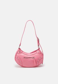 Borsa a spalla in pelle rosa con forma curva, dettagli metallici, tasca anteriore con zip e tracolla regolabile. Texture liscia, design compatto.