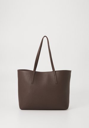 Brun skinn toteveske med teksturert overflate, to skulderstropper og et romslig åpent design uten utvendige lommer.