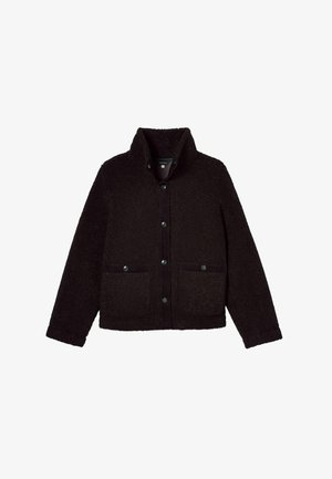 Schwarze Fleecejacke mit kragenförmigem Hals, vorderem Knopfverschluss und zwei aufgesetzten Taschen mit Knopfdetails. Weicher Stoff und haltbares Design.