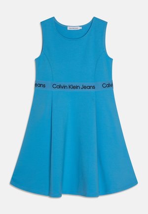 Niebieska sukienka bez rękawów o kształcie litery A z elastycznym paskiem w talii z logo "Calvin Klein Jeans" i okrągłym dekoltem.