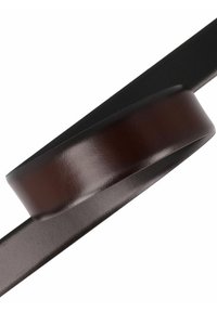 Cinturón de cuero marrón oscuro con un acabado liso, que presenta una banda ancha y un diseño simple y elegante. La correa es plana y robusta.
