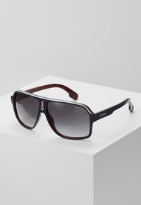 Ochelari de soare cu lentile cu un gradient închis, rame rectangulare în nuanțe de bleumarin și burgund, prezentând un logo subtil pe lateral. Textură antiderapantă pe brațe.