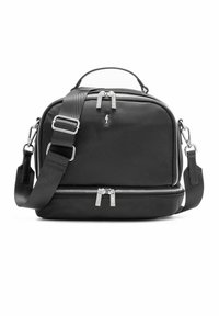Czarna prostokątna torba na ramię z dwoma komorami zamykanymi na zamek, regulowanym paskiem na ramię oraz małym uchwytem na górze na białym tle.