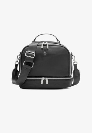 Czarna prostokątna torba na ramię z dwoma komorami zamykanymi na zamek, regulowanym paskiem na ramię oraz małym uchwytem na górze na białym tle.