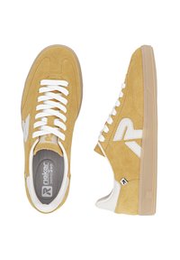 Baskets en daim jaune moutarde avec des accents blancs, dotées d'un design à lacets, d'une semelle intérieure rembourrée et d'une semelle extérieure en caoutchouc.