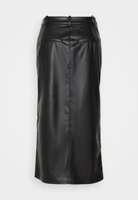 Svart läder midi kjol med rak silhuett, fram- och bakfickor samt en slät yta. Har en diskret midja och minimal detaljer.