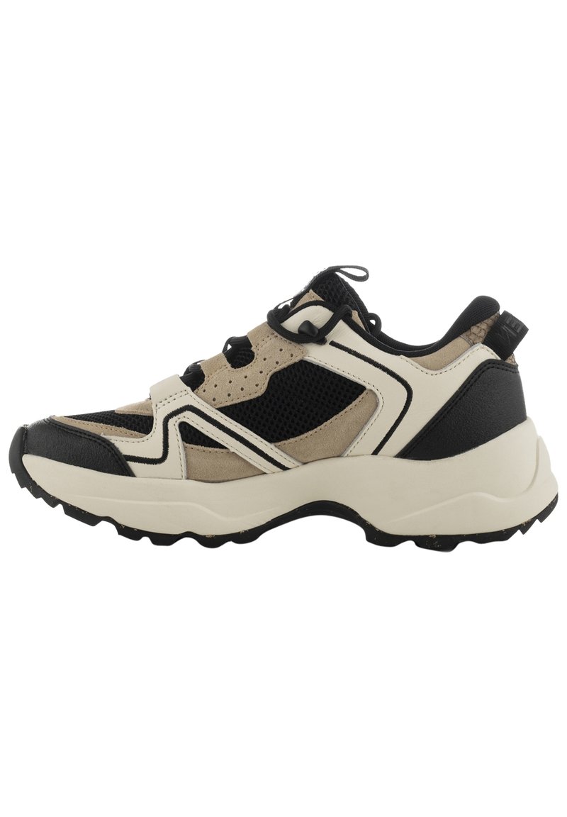 Zapatillas deportivas con una combinación de colores negro, crema y beige. Presentan materiales de malla y ante, lengüetas texturizadas y una suela exterior de goma.