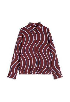 Chemise bordeaux à manches longues boutonnée avec des rayures verticales ondulées bleu clair et un col pointu.
