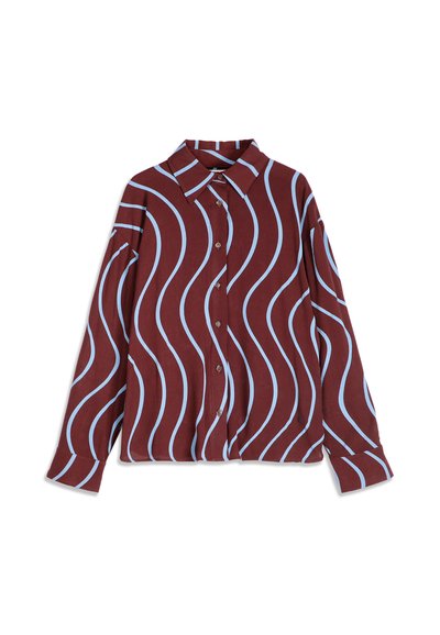 Chemise bordeaux à manches longues boutonnée avec des rayures verticales ondulées bleu clair et un col pointu.