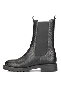 Botas negras hasta el tobillo con un patrón texturizado de piel de serpiente, paneles laterales elásticos y un tacón macizo. Suela de goma para mayor tracción.