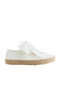 Weiße Leinensandale mit flacher Sohle aus geflochtenem Jute, ausgestattet mit einer auffälligen Schleife an der Vorderseite und Ausschnitt-Designelementen.