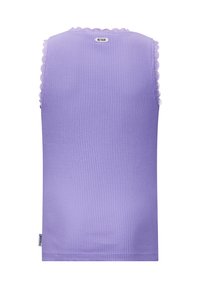 Paarse geribde tanktop met een gegolfde kantafwerking op de schouders en een label op de achterkant met de tekst "RETUR."