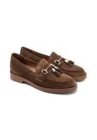 Mocassini in suede marrone con punta arrotondata, decorazioni in metallo argentato e dettagli con nappine. Presentano una suola bassa in gomma marrone.