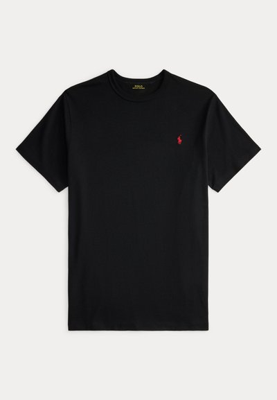 Μαύρη βαμβακερή μπλούζα με κοντά μανίκια, στρογγυλή λαιμόκοψη και ένα μικρό κόκκινο κεντημένο λογότυπο στο αριστερό στήθος. Απαλή υφή, άνετη εφαρμογή.