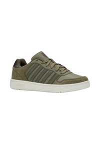 Olivgrüne Sneakers mit Obermaterial aus Wildleder und Synthetik, sechs horizontalen Streifen und strukturierten Akzenten. Weiße Gummisohle.