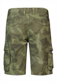 Short cargo camouflage vert avec deux poches arrière à rabat et des poches latérales, vu de dos sur fond blanc.