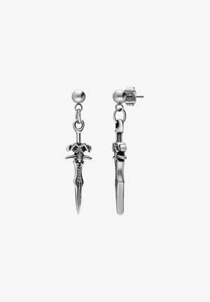 Zilverkleurige oorbellen met ingewikkeld ontworpen zwaardbedels, opgehangen aan een slanke post met een bolaccent erboven.