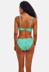 Groen en wit gestreepte bikini set met een aansluitende bralette met dikke banden en bijpassende hoge taille broekjes. Soepele, rekbare stof.