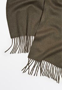 Écharpe en mélange de laine vert olive avec des franges le long des bords, présentant une texture douce et une forme rectangulaire.