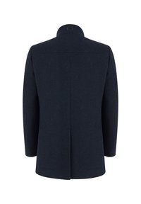 Granatowy płaszcz wełniany z dodatkiem włókien syntetycznych, z wysokim kołnierzem, prostym krojem i minimalnymi detalami przeszycia. Tekstura ma delikatny wzór.