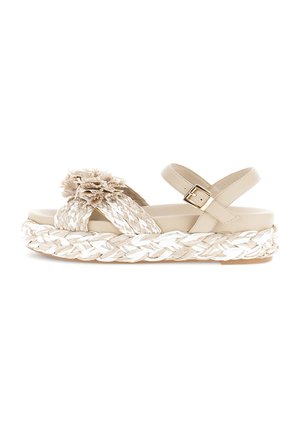 Sandalo platform beige intrecciato con cinturino alla caviglia, fibbia dorata e dettaglio con fiore di stoffa sulle cinghie anteriori intrecciate.