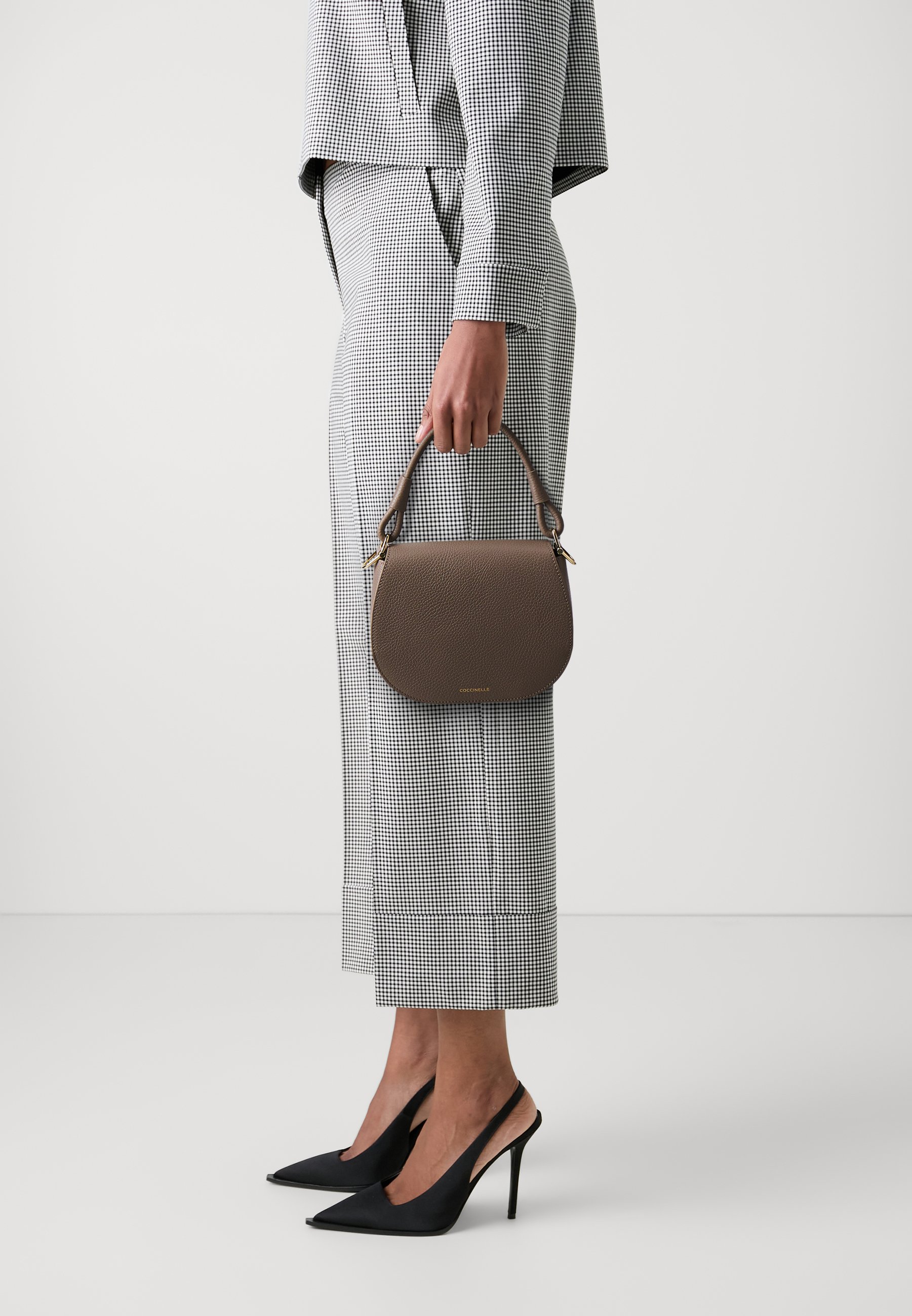 Sac à Main COCCINELLE En Cuir Grainé - Couleur Warm Taupe (Taupe Chaud) - Modèle Magie Soft - Neuf Étiqueté