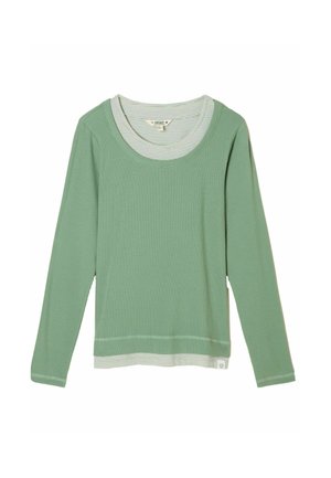 Grøn langærmet top med rund halsudskæring, der har et stribet mønster ved den indvendige krave og på kanten. Komfortabel ribstrikket tekstur.