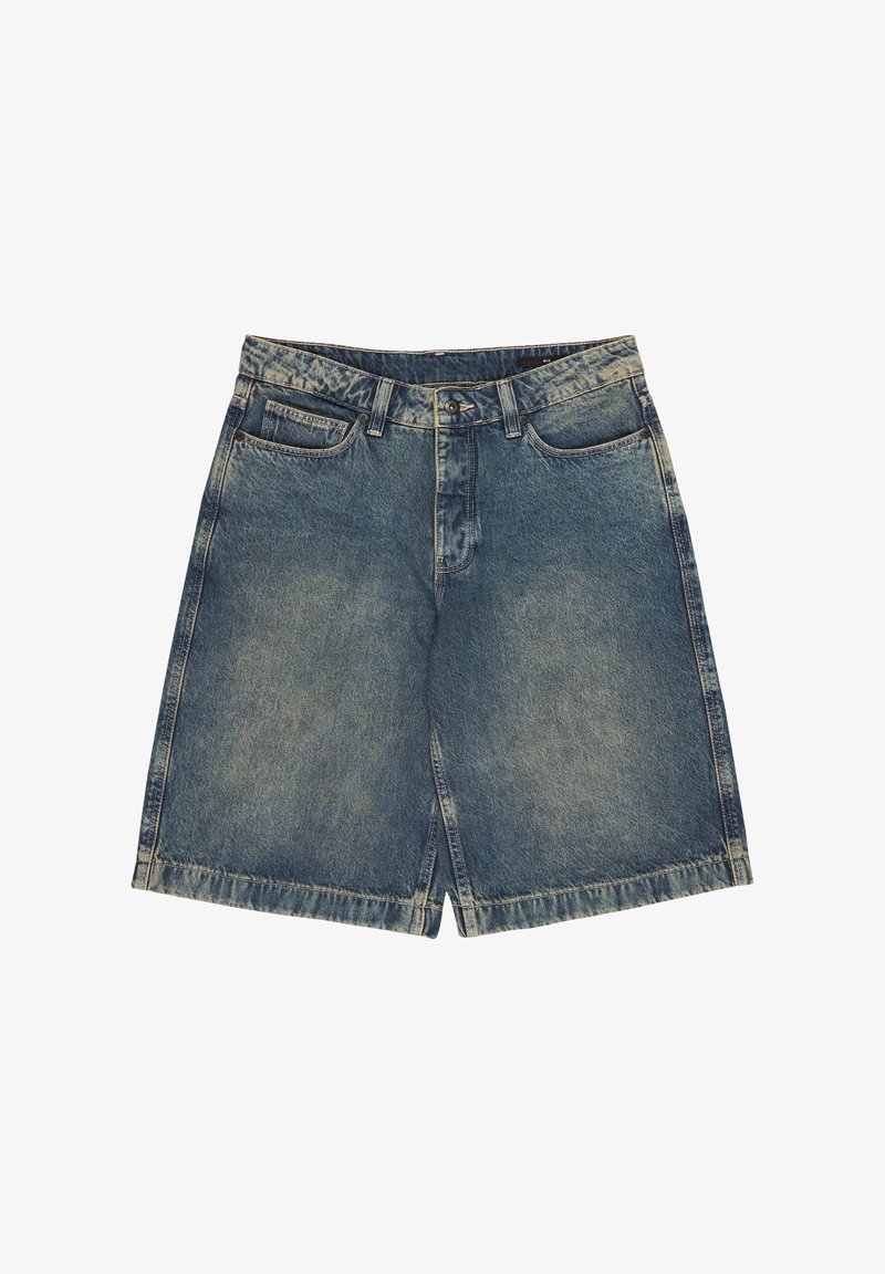 Džínové kraťasy v světle modré barvě s mírně vybledlým povrchem. Mají zapínání na knoflík, poutka na opasek a dvě přední kapsy. Jednoduchý design s netrhanými okraji.