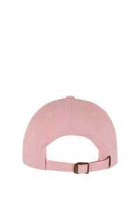 Casquette de baseball en coton rose avec une visière courbée, des œillets brodés et une sangle réglable avec une boucle en métal à l'arrière.