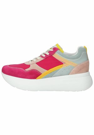 Baskets basses avec des panneaux rose vif, beige, gris clair et jaune sur une semelle blanche épaisse, lacées avec des lacets beige clair.