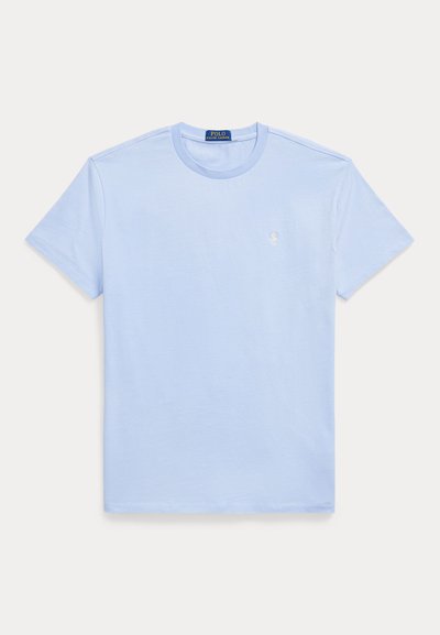 Ανοιχτό μπλε κοντομάνικο T-shirt με στρογγυλή λαιμόκοψη, με μικρό λευκό κεντημένο λογότυπο στο αριστερό στήθος και μπλε ετικέτα μάρκας στο εσωτερικό του γιακά.